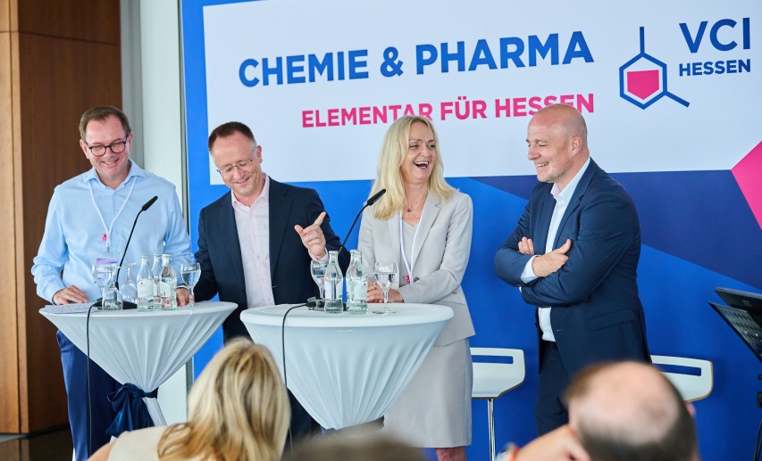 Matthias Wagner (Fraktionsvorsitzender, Bündnis 90/Die Grünen), Heiko Kasseckert (MDL, CDU Hessen), Kerstin Oberhaus (Standortleiterin, Evonik Hanau-Wolfgang) und Martin Kersten (Geschäftsführender Gesellschafter, G.E. Habich’s Söhne) diskutierten die Zukunft der Branche. &copy; VCI Hessen / Bonitomedia