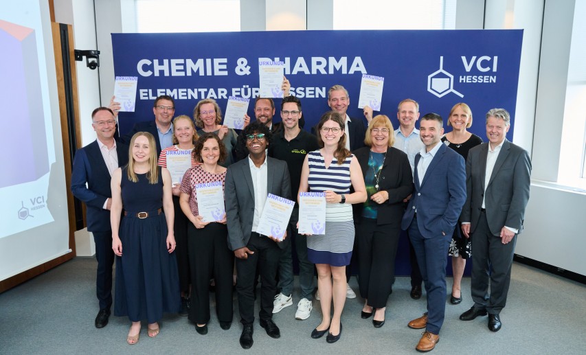 Vertreterinnen und Vertreter der mit dem hessischen Responsible Care-Wettbewerbs auszeichneten Unternehmen Merck KGaA (1. Platz), Evonik Industries AG (2. Platz), Clariant SE (3. Platz) und KEMPER SYSTEMS (Sonderpreis Mittelstand). &copy; VCI Hessen / Bonitomedia