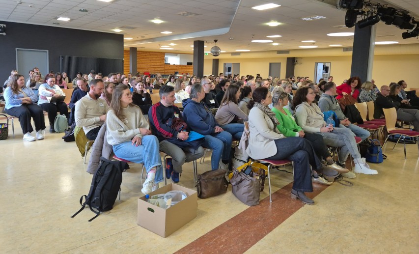 Beim pädagogischen Tag in Wetzlar arbeiteten Teilnehmende gemeinsam an praxisnahen KI-Anwendungen für den Unterricht. &copy; Holger Stief