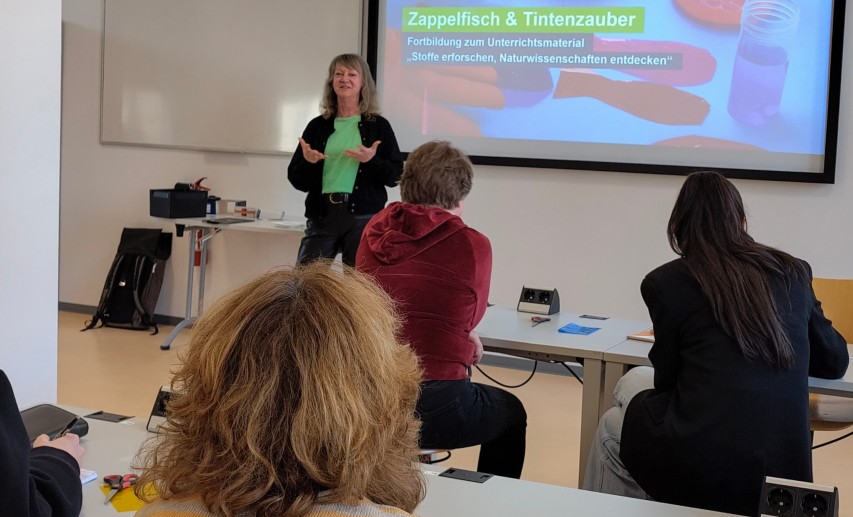 Heike Blaum, VCI Hessen, begrüßt die Lehrkräfte bei der Lehrkräftefortbildung. &copy; Wagener / two4science