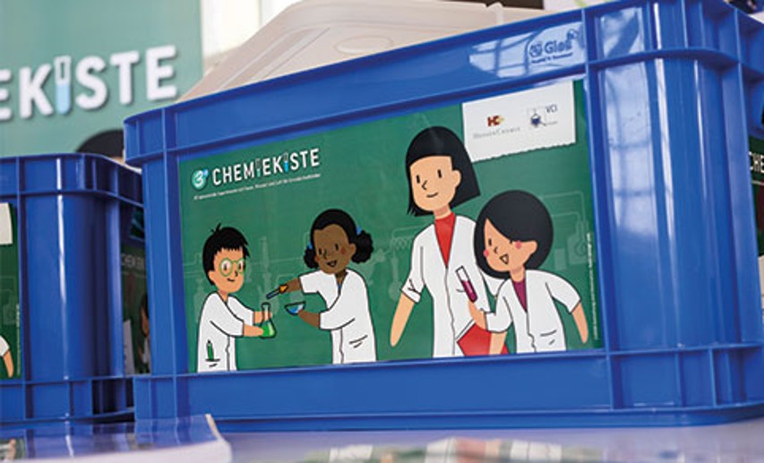 Die Chemie-Kiste beinhaltet 40 Experimente für Grundschüler. © VCI Hessen