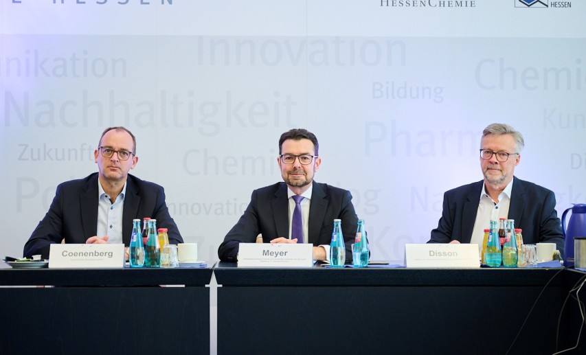 HessenChemie-Vorsitzender Oliver Coenenberg, HessenChemie-Hauptgeschäftsführer Dirk Meyer und VCI Hessen Geschäftsführer Gregor Disson (v.l.n.r.) auf dem Frühjahrspressegespräch der Chemieverbände Hessen. © Chemieverbände Hessen