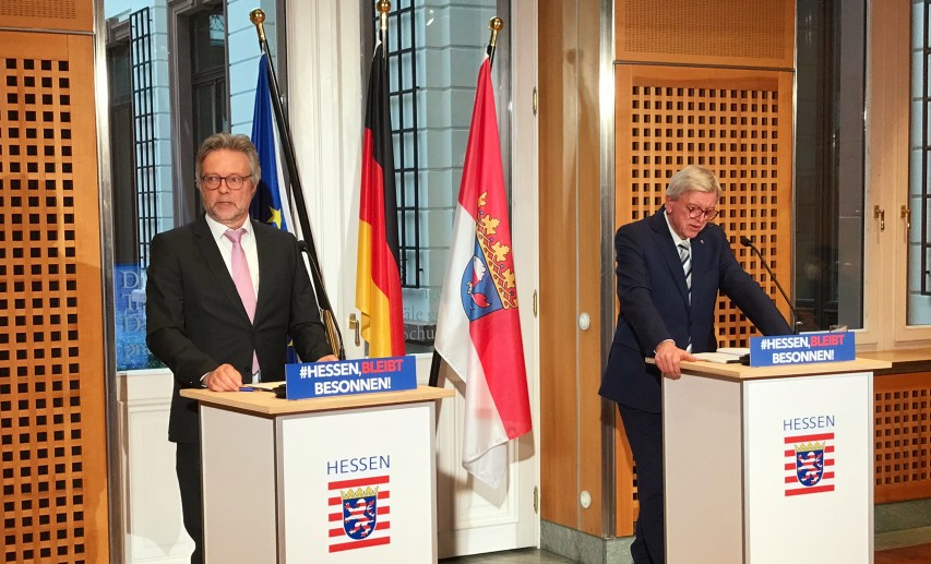 Der hessische Ministerpräsident Volker Bouffier (rechts) und Gregor Disson stellen sich den Fragen der Presse im Anschluss an das Lenkungskreistreffen - Foto: © VCI Hessen 