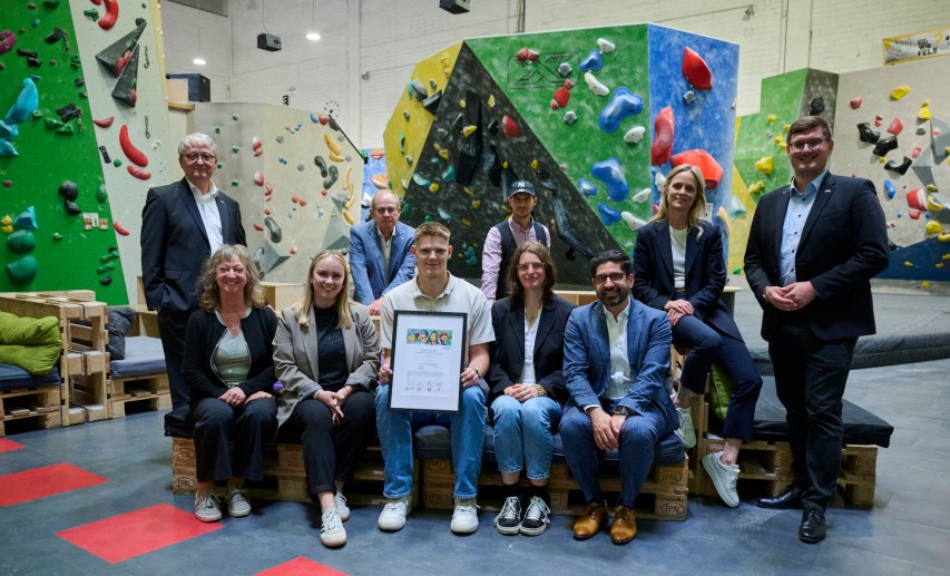 Gemeinsam für eine nachhaltige Zukunft: Die Kooperationspartner von Chemie³ und Schirmherr Kaweh Mansoori, Wirtschaftsminister, mit dem Gewinnerteam des sechsten Nachhaltigkeitspreises. © Ivgenia Möbus Gemeinsam für eine nachhaltige Zukunft: Die Kooperationspartner von Chemie³ und Schirmherr Kaweh Mansoori, Wirtschaftsminister, mit dem Gewinnerteam des sechsten Nachhaltigkeitspreises. © Ivgenia Möbus