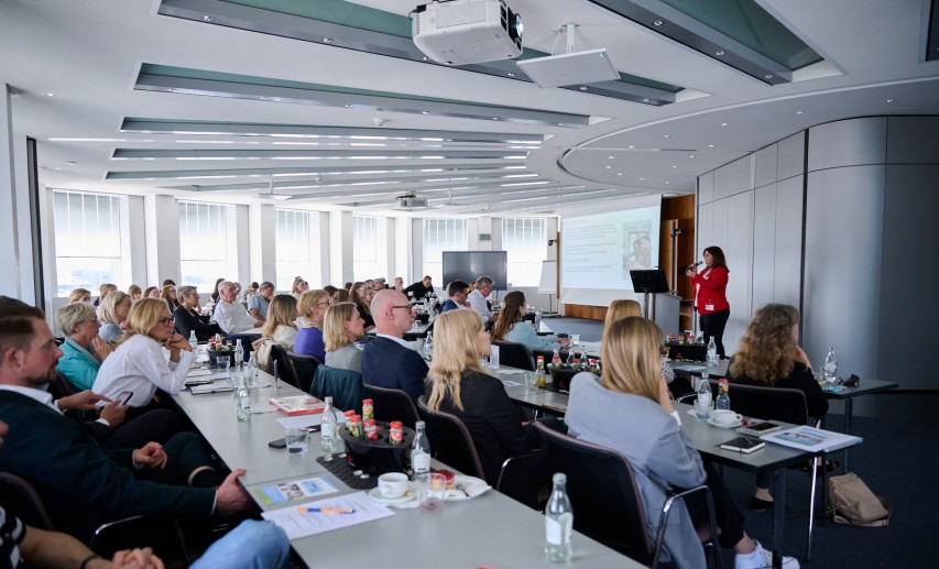Rund 70 Kommunikatoren aus Unternehmen und Verbänden nahmen am FORUM Kommunikation teil. Rund 70 Kommunikatoren aus Unternehmen und Verbänden nahmen am FORUM Kommunikation teil.