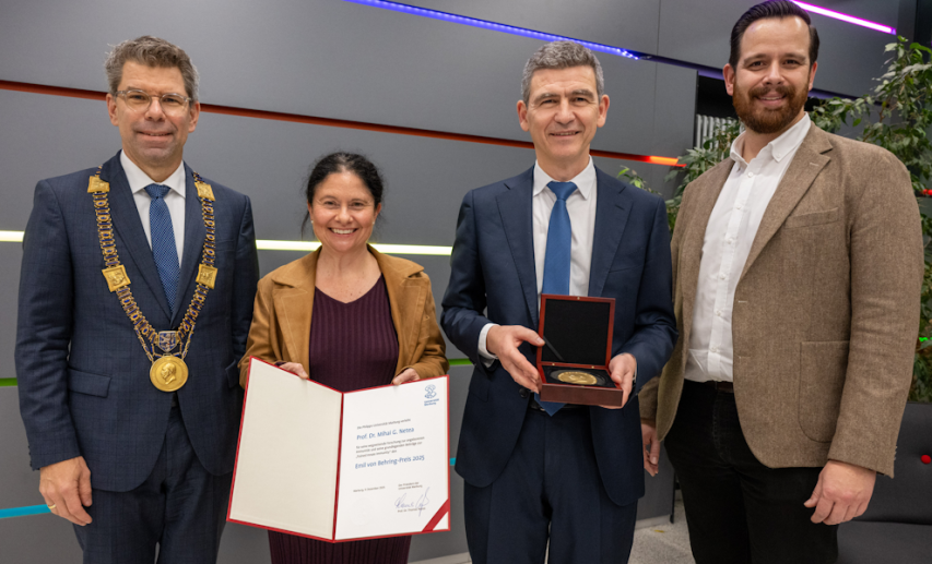 Die IGH gratuliert dem Preisträger des Emil von Behring-Preises 2025. v.l.n.r.: Uni-Präsident Prof. Dr. Thomas Nauss, Laudatorin Prof. Dr. Isabelle Bekeredjian-Ding, Preisträger Prof. Dr. Mihai G. Netea und Dr. Christian Kurz (IGH). &copy; Markus Farnung 