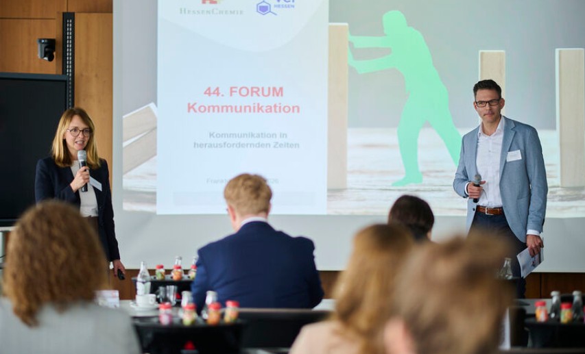 Roland Boros (HessenChemie) und Johanna Pöhland (VCI Hessen) heißen die Teilnehmenden willkommen. &copy; Chemieverbände Hessen / Ivgenia Möbus