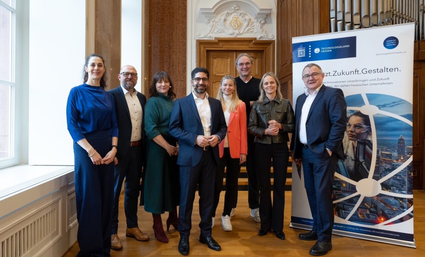 Akteurinnen und Akteure aus Wirtschaft, Wissenschaft und Politik bei der Abschlussveranstaltung „Farbe der Biotechnologie“ im Jügelhaus Frankfurt. &copy; HTAI/Jana Kay