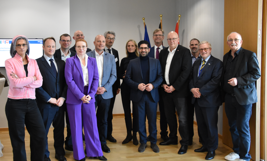 Hessens Wirtschaftsminister Kaweh Mansoori (Mitte) im Gespräch mit Vertreterinnen und Vertretern aus EU, Wirtschaft und Gewerkschaften beim industriepolitischen Austausch des VCI Hessen in Brüssel. &copy; Hessische Landesvertretung bei der EU