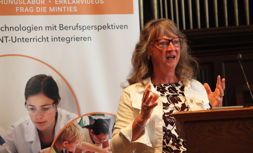 Heike Blaum, Bildungspolitik VCI Hessen, begrüßt die Teilnehmenden der Abschlussveranstaltung des 41. Erfinderlabors. &copy; Zentrum für Chemie