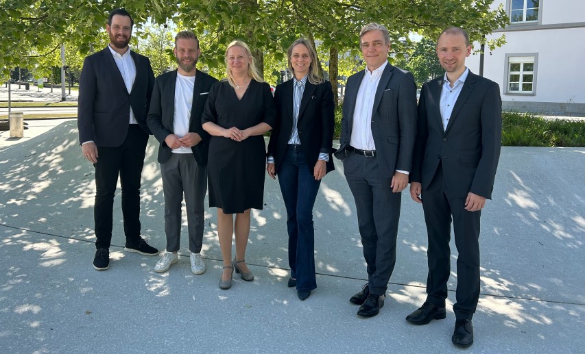 In Darmstadt diskutierten Wirtschaft, Wissenschaft und Politik über Gesundheits- und Pharmapolitik in Hessen (v.l.n.r.: Dr. Christian Kurz (IGH), Maximilian Schimmel (MdL, CDU), Diana Stolz (Hessische Gesundheitsministerin), Sula Lockl (VCI Hessen), Dr. Matthias Wernicke (Merck Healthcare Germany), Max Schad (MdL, CDU). © VCI Hessen In Darmstadt diskutierten Wirtschaft, Wissenschaft und Politik über Gesundheits- und Pharmapolitik in Hessen (v.l.n.r.: Dr. Christian Kurz (IGH), Maximilian Schimmel (MdL, CDU), Diana Stolz (Hessische Gesundheitsministerin), Sula Lockl (VCI Hessen), Dr. Matthias Wernicke (Merck Healthcare Germany), Max Schad (MdL, CDU). © VCI Hessen