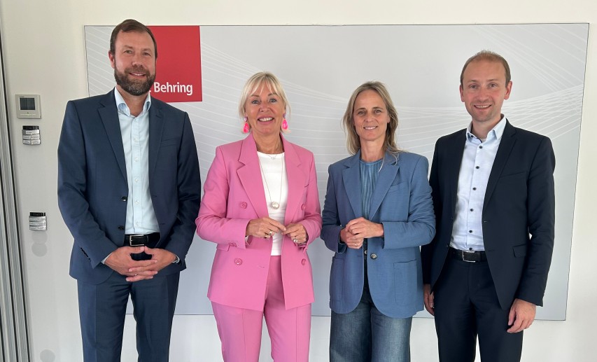 Christian Wieszner (CSL Behring), Prof. Dr. Kristina Sinemus (Digitalministerin Hessen), Sula Lockl (VCI Hessen) und Max Schad (CDU Hessen) beim GPS-Treffen in Hattersheim. © VCI Hessen