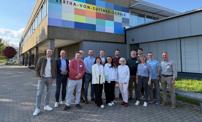 Erhielten intensive Einblicke in den Einsatz von KI als Sparringspartner: die Teilnehmenden der VCI-Lehrkräftefortbildung mit Matthias Stein (Fünfter von links), Leiter des MINT-Zentrums Nidderau, Heike Blaum (Dritte von rechts), VCI Hessen und Dr. Karsten Rudolf (Zweiter von links) von Provadis. 