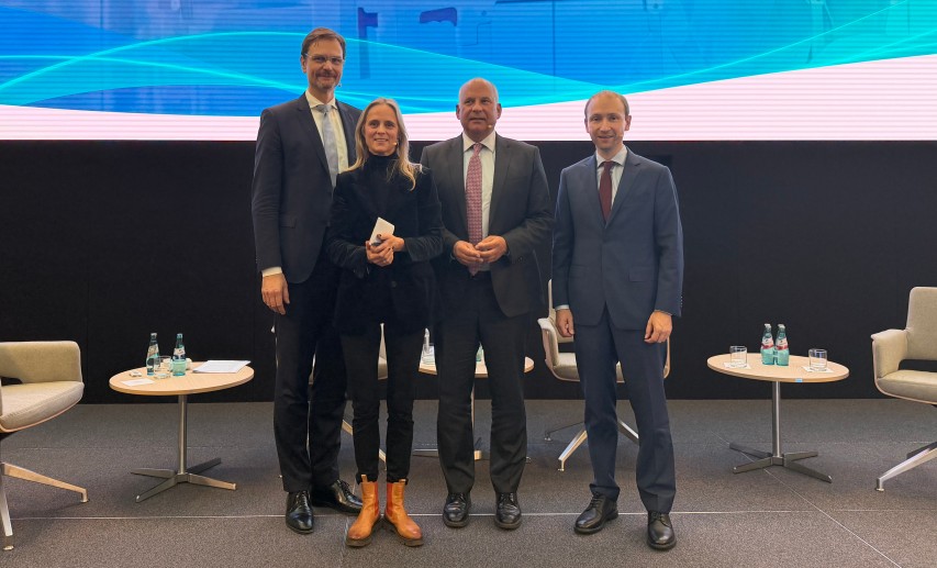 Dr. Marc-Alexander Mahl (Fresenius), Sula Lockl (VCI Hessen), Prof. Dr. Roman Poseck (Hessischer Innenminister) und Max Schad (CDU Hessen) diskutierten über die Resilienz der hessischen Gesundheitswirtschaft. &copy; VCI Hessen