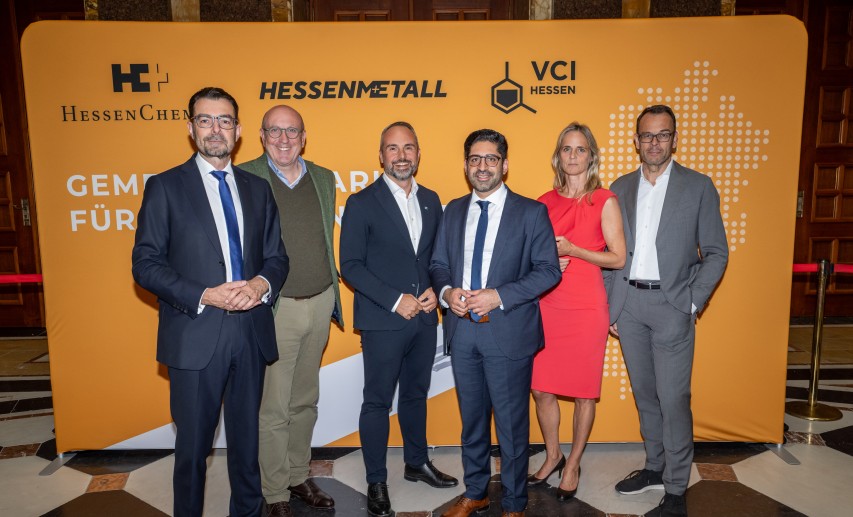 Bei den Wiesbadener Gesprächen zur Zukunft der Industrie setzen sich HessenChemie, HESSENMETALL und VCI Hessen für bessere Standortbedingungen ein. V.l.n.r.: Dirk Meyer (Hauptgeschäftsführer HessenChemie), Dirk Pollert (Hauptgeschäftsführer HESSENMETALL), Baldassare La Gaetana (HESSENMETALL), Sula Lockl (Geschäftsführerin VCI Hessen), Dr. Joachim Kreysing (Vorstandsvorsitzender VCI Hessen). &copy; Julia Reisinger