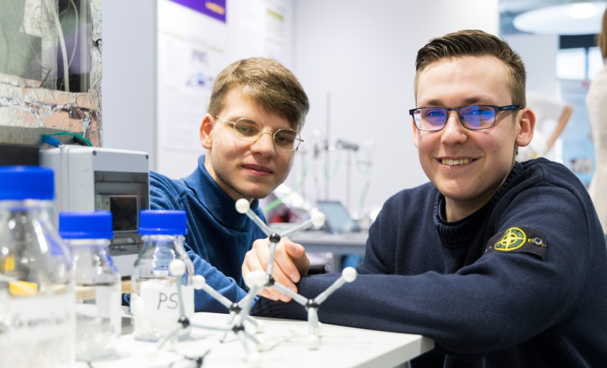 Beim Landeswettbewerb Jugend forscht in Hessen erhielten Nachwuchstalente für ihre innovativen MINT-Projekte Sonderpreise des VCI Hessen. &copy; Merck