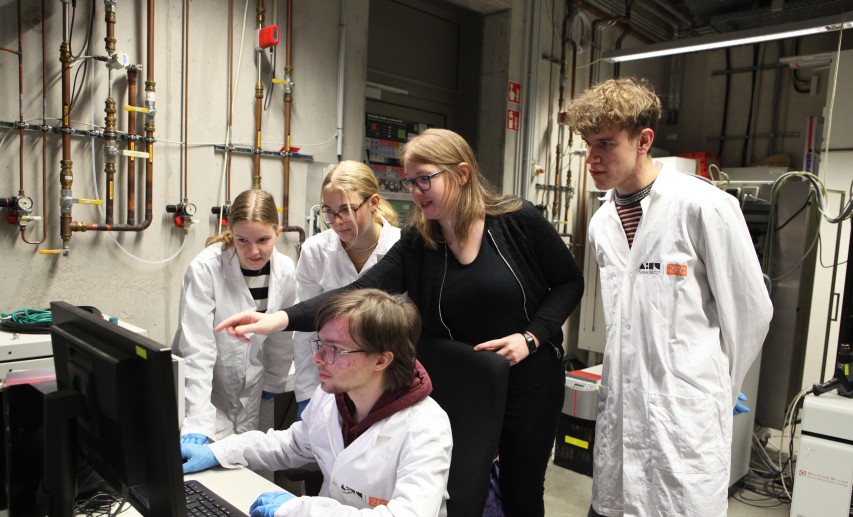 Teilnehmende des Erfinderlabors arbeiten eine Woche lang an aktuellen Fragestellungen der Materialwissenschaft. &copy; ZFC