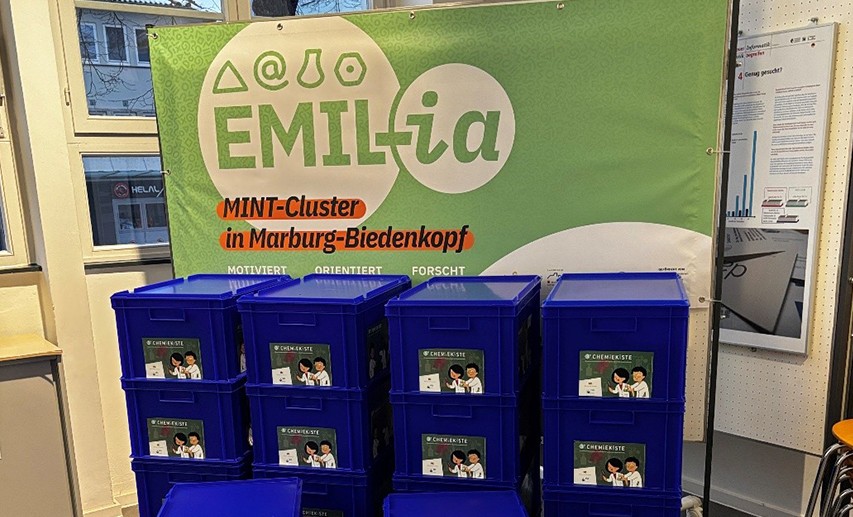 Lehrkräfte erproben im Chemikum Marburg Experimente für den Unterricht und erhalten praktische Materialien für die Umsetzung.