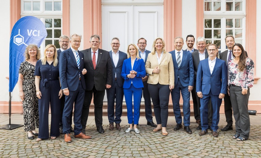Wirtschaft trifft Politik. Vorstand und Geschäftsführung tauschen sich im Rahmen der Mitgliederversammlung mit Politikverantwortlichen aus Hessen aus. © VCI Hessen / Arne Landwehr 2023 Wirtschaft trifft Politik. Vorstand und Geschäftsführung tauschen sich im Rahmen der Mitgliederversammlung mit Politikverantwortlichen aus Hessen aus. © VCI Hessen / Arne Landwehr 2023