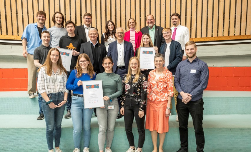 Der hessische Wirtschaftsminister Tarek Al-Wazir (Grüne) hat die Gewinnerteams des Nachhaltigkeitspreises für junge Menschen in Hessen geehrt. © Arne Landwehr