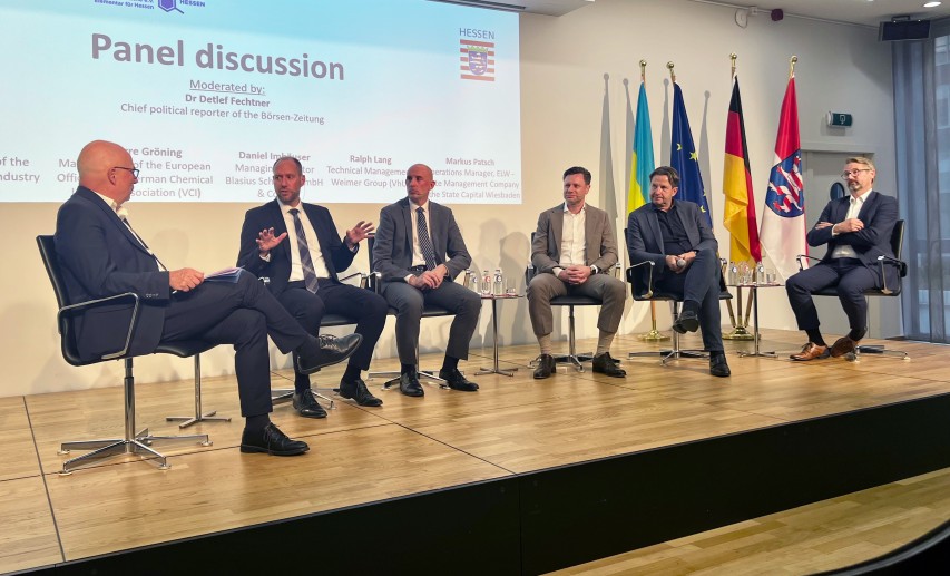Paneldiskussion Cirular Economy Act Brüssel: (v.l.n.r.) Moderator Dr. Detlef Fechtner (Chefreporter Börsen Zeitung), Frank Aletter (Geschäftsführer Hessischer Industrie- und Handelskammertag), Dr. Pierre Gröning (Geschäftsführer Europabüro des Verbands der Chemischen Industrie e.V.), Daniel Imhäuser (Geschäftsführer Blasius Schuster GmbH & Co. KG), Ralph Lang (Technische Leitung Weimer Gruppe), Markus Patsch (Betriebsleiter der ELW - Entsorgungsbetriebe der Landeshauptstadt Wiesbaden). © HIHK / VCI Hessen Paneldiskussion Cirular Economy Act Brüssel: (v.l.n.r.) Moderator Dr. Detlef Fechtner (Chefreporter Börsen Zeitung), Frank Aletter (Geschäftsführer Hessischer Industrie- und Handelskammertag), Dr. Pierre Gröning (Geschäftsführer Europabüro des Verbands der Chemischen Industrie e.V.), Daniel Imhäuser (Geschäftsführer Blasius Schuster GmbH & Co. KG), Ralph Lang (Technische Leitung Weimer Gruppe), Markus Patsch (Betriebsleiter der ELW - Entsorgungsbetriebe der Landeshauptstadt Wiesbaden). © HIHK / VCI Hessen