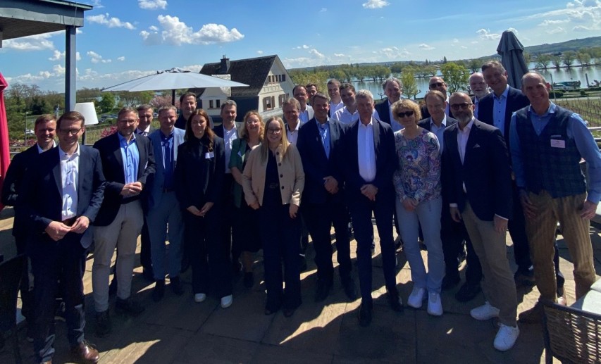 Vertreterinnen und Vertreter aus Industrie und dem hessischen Umweltministerium beim Rheingauer Dialog. &copy; vhu