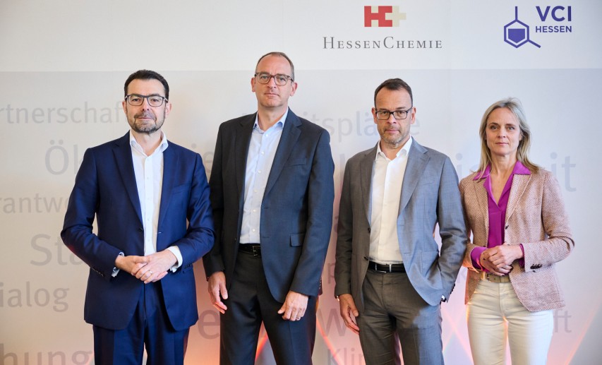 HessenChemie-Hauptgeschäftsführer Dirk Meyer, HessenChemie-Vorstandsvorsitzender Oliver Coenenberg, VCI Hessen-Vorstandsvorsitzender Dr. Joachim Kreysing und VCI Hessen-Geschäftsführerin Sula Lockl (v.l.n.r.). &copy; Chemieverbände Hessen