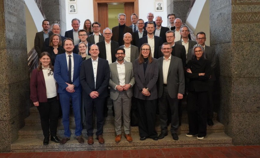 Vertreterinnen und Vertreter von Stromnetzbetreibern, Stadtwerken, Kommunen, aus der Industrie und Wirtschaftsverbänden engagieren sich im Zukunftsnetz Hessen. &copy; HMWVW