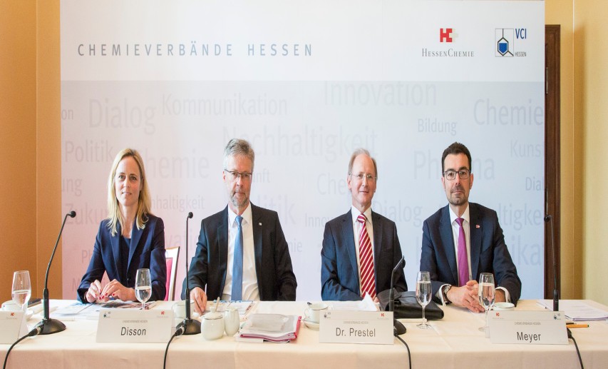 v. l.: Sula Lockl (VCI Hessen), Gregor Disson (VCI Hessen), Dr. Helmut Prestel (VCI Hessen), Dirk Meyer (HessenChemie) &copy; VCI Hessen/Landwehr