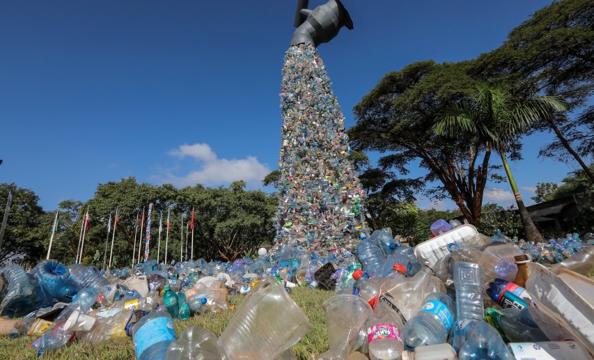 Skulptur vor dem Verhandlungsort in Nairobi: Die Umweltversammlung der Vereinten Nationen (UNEA) hat sich darauf geeinigt, dass bis Ende 2024 ein globales Plastikabkommen entstehen soll. © picture alliance / EPA