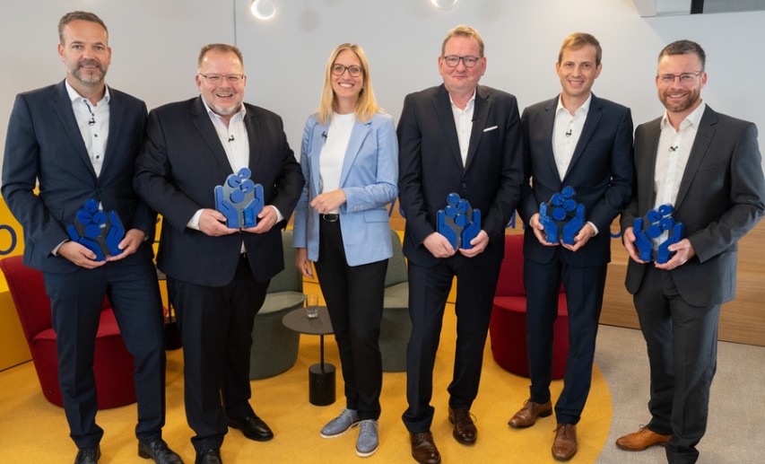 Die Preisträger von links nach rechts: Thomas Zwerger, Roche Diagnostics, Penzberg (Platz 3), Dr. Rainer Stahl, Evonik, Herne (Platz 1), Ulrike Zimmer VCI, Bereichsleiterin Wissenschaft, Technik und Umwelt, Hermann Becker, Evonik, Rheinfelden (Platz 1), Dr. Clemens Schwörer, CHT Germany, Oyten;(Platz 2), und Stefan Höser, BASF Lampertheim (Digitalisierungspreis) © Vci/ Hans F. Daniel 