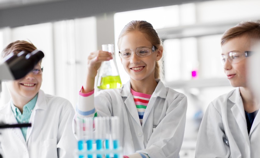 An dem FCI-Ausstellungsstand auf der didacta können sich Lehrkräfte über die Fördermaßnahmen der „Schulpartnerschaft Chemie“ informieren. © Syda Productions/stock.adobe.com