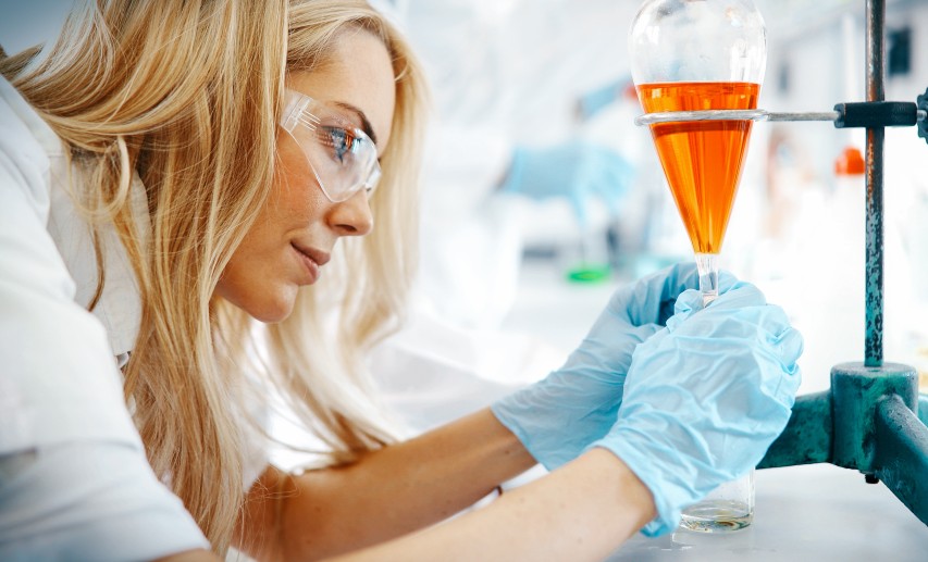 Auch in Corona-Zeiten kommt der Weiterentwicklung der Lehre im Chemiestudium eine entscheidende Rolle zu, um die Ausbildung von Chemikern und Chemieingenieuren zukunftsfit zu machen. - Bild: © NDABCREATIVITY - stock.adobe.com