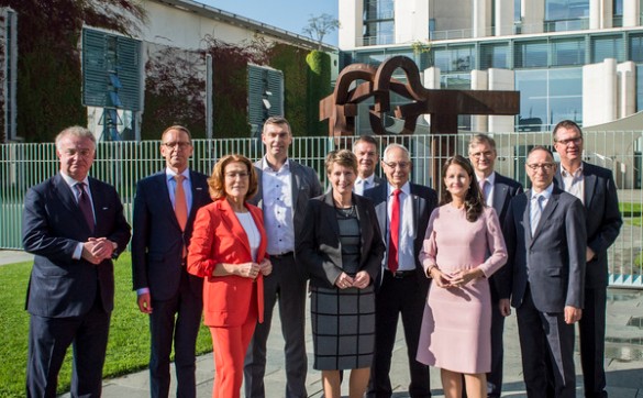 Gruppenbild der Teilnehmer des Chemiegipfels vor dem Kanzleramt.