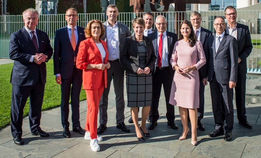 Gruppenbild der Teilnehmer des Chemiegipfels vor dem Kanzleramt.