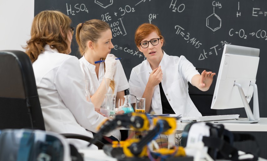 Der Fonds der Chemischen Industrie bietet ein spezielles Förderprogramm für Wissenschaftler und Wissenschaftlerinnen an, die eine Professur anstreben. - Foto: © Photographee.eu/stock.adobe.com