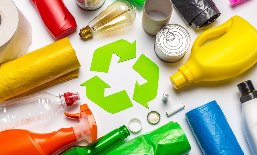 Chemische Recyclingverfahren ergänzen das mechanische Recycling insbesondere für Wertstoffströme, die dort nicht ökologisch und ökonomisch sinnvoll verarbeitetet werden können. © fotofabrika - stock.adobe.com