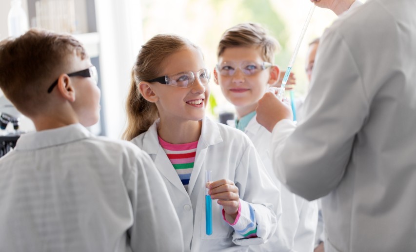 FCI-Geschäftsführer Gerd Romanowski: „Unsere Partnerschaft für Schulen und Lehrkräfte geht deshalb weiter, damit Wissenschaft für junge Menschen erlebbar und Chemie des Schülers Liebling wird.“ © lev dolgachov FCI-Geschäftsführer Gerd Romanowski: „Unsere Partnerschaft für Schulen und Lehrkräfte geht deshalb weiter, damit Wissenschaft für junge Menschen erlebbar und Chemie des Schülers Liebling wird.“ © lev dolgachov
