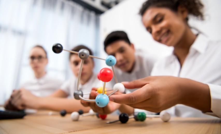 Der Fonds der Chemischen Industrie unterstützt mit einer zusätzlichen finanziellen Förderung den experimentellen Chemieunterricht. - Bild: © LIGHTFIELD STUDIOS - stock.adobe.com