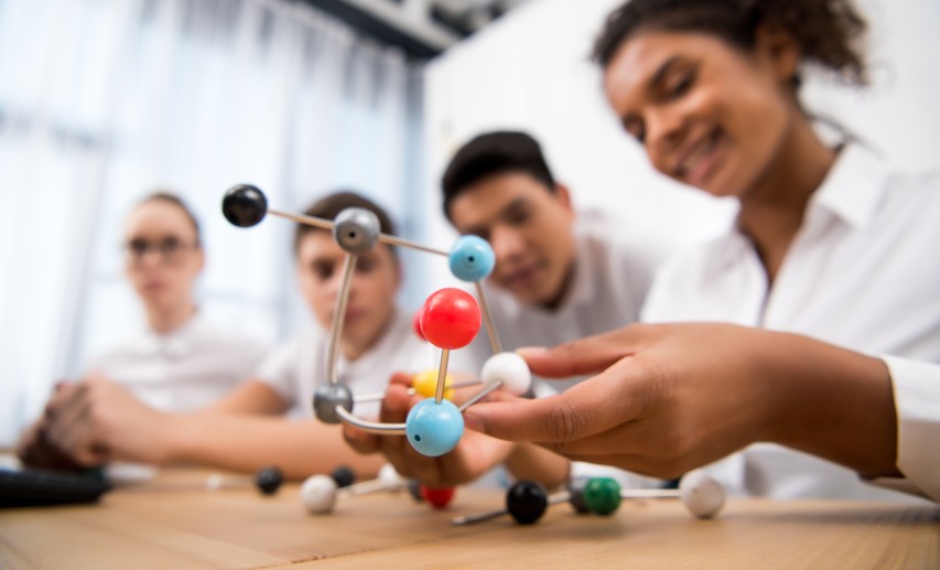 Der Fonds der Chemischen Industrie unterstützt mit einer zusätzlichen finanziellen Förderung den experimentellen Chemieunterricht. - Bild: © LIGHTFIELD STUDIOS - stock.adobe.com Der Fonds der Chemischen Industrie unterstützt mit einer zusätzlichen finanziellen Förderung den experimentellen Chemieunterricht. - Bild: © LIGHTFIELD STUDIOS - stock.adobe.com