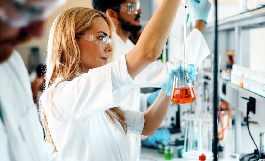 Die chemisch-pharmazeutische Industrie sieht sich einem hohen „Modernisierungsdruck“ gegenüber, der bereits unabhängig vor der Corona-Krise und dem Krieg in Europa bestand. © NDABCREATIVITY/stock.adobe.com Die chemisch-pharmazeutische Industrie sieht sich einem hohen „Modernisierungsdruck“ gegenüber, der bereits unabhängig vor der Corona-Krise und dem Krieg in Europa bestand. © NDABCREATIVITY/stock.adobe.com