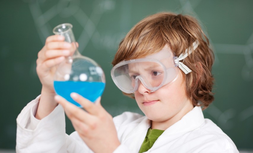 Mit der Soforthilfe sollen Schulen möglichst schnell und unbürokratisch wieder einen guten experimentellen Chemieunterricht durchführen können. © contrastwerkstatt/Fotolia.com
