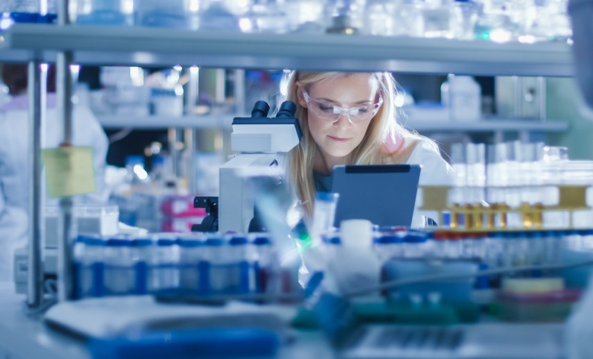 Mit Innovationsboards könnte zum Beispiel die Forschung der Chemie- und Pharmabranche unterstützt werden. © Gorodenkoff - stock.adobe.com
