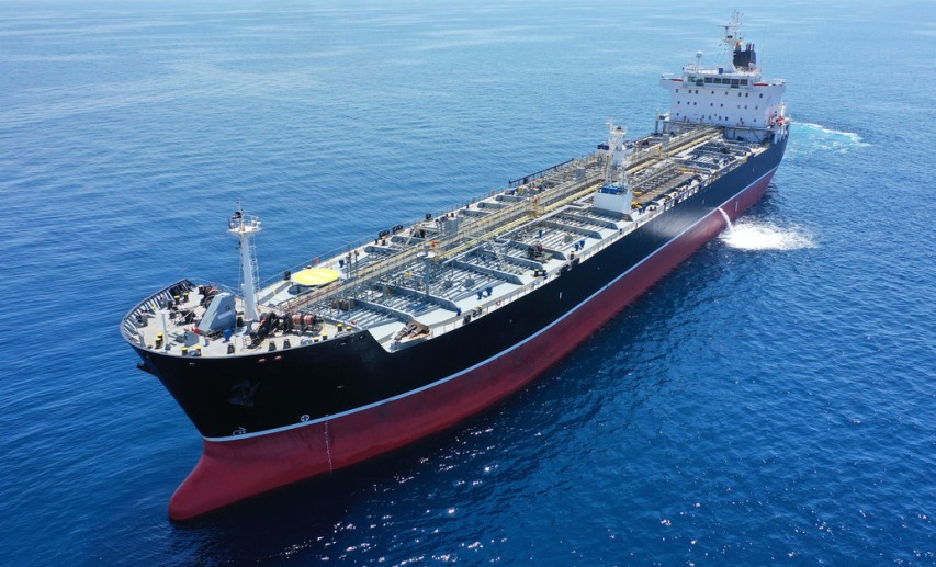 Die Sanktionen betreffen u. a. Rohöl und Erdölerzeugnisse aus Russland, die per Schiff in Drittländer transportiert werden. © aerial-drone/stock.adobe.com