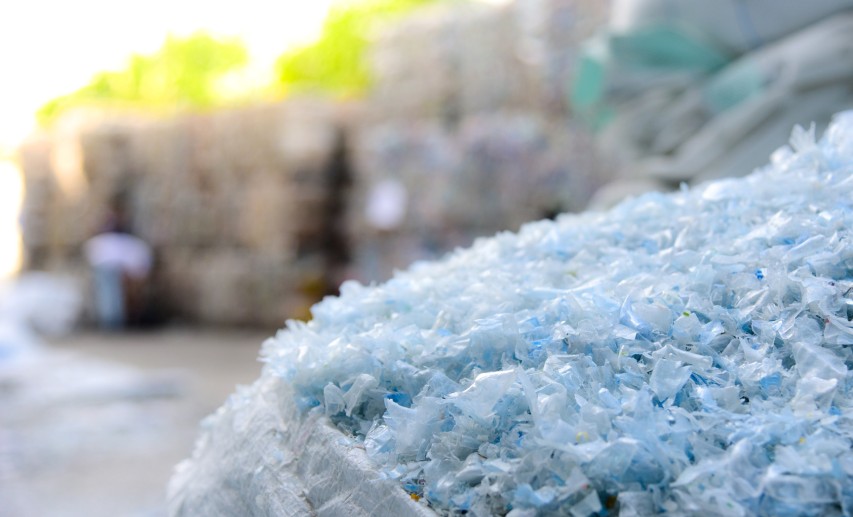 Kritisch sehen die Verbände Vorstöße zur pauschalen Beschränkung der Kunststoffproduktion. © Recycle Man/stock.adobe.com