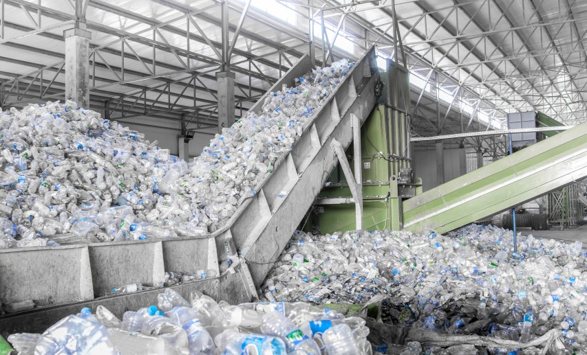 Seit 1. Januar müssen EU-Mitgliedstaaten für nicht-recycelte Kunststoffverpackungsabfälle zahlen. Diese „Plastikabgabe“ soll die Corona-Hilfsmaßnahmen der EU finanzieren. - Bild: © warloka79 - stock.adobe.com