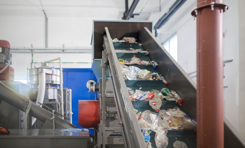Chemisches Recycling ergänzt die mechanischen Verfahren, die insbesondere bei vermischten und verschmutzten Plastikabfällen an Grenzen geraten. © Pavel/stock.adobe.com