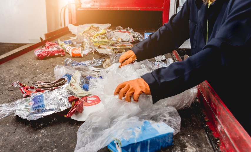 Chemisches Recycling kann zur Emissionsreduktion, Lösung des Plastikmüllproblems, Rohstoffsicherheit und zur perspektivischen Entkopplung von der Nutzung fossiler Rohstoffe beitragen. © romaset/stock.adobe.com