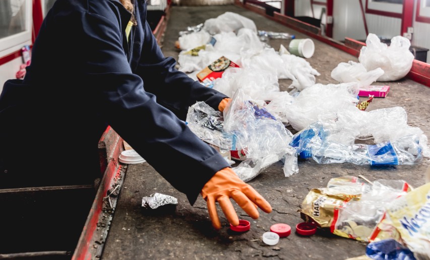 Ein „Mehr“ an Recycling durch verbesserte mechanische und neue chemische Recyclingverfahren ist das zentrale Versprechen der Branche an die zirkuläre Wirtschaft. © romaset/stock.adobe.com