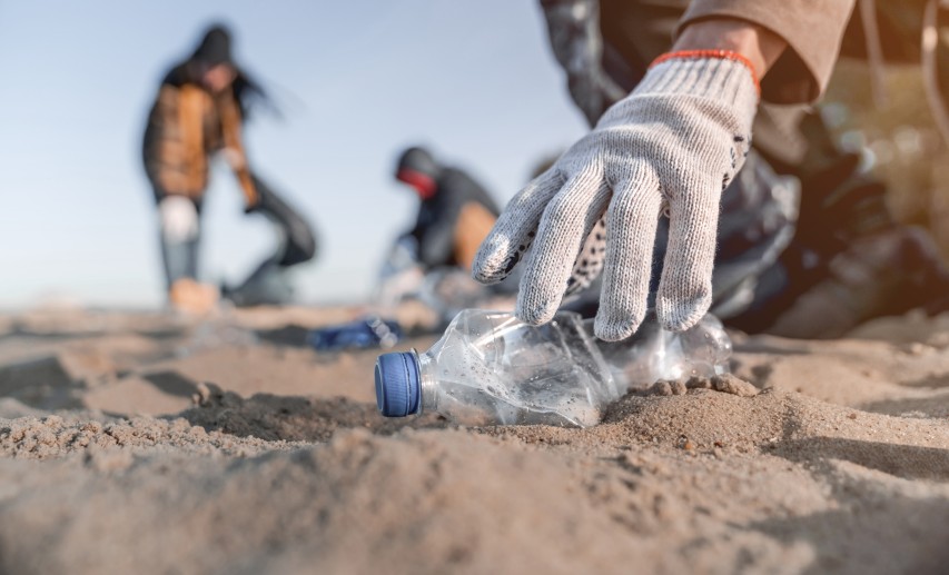 VCI und PED betonen, dass Plastikabfälle in der Umwelt inakzeptabel sind und weltweit Abfallsammel- und Abfallmanagementsysteme auf- und ausgebaut werden müssen. © InsideCreativeHouse/stock.adobe.com